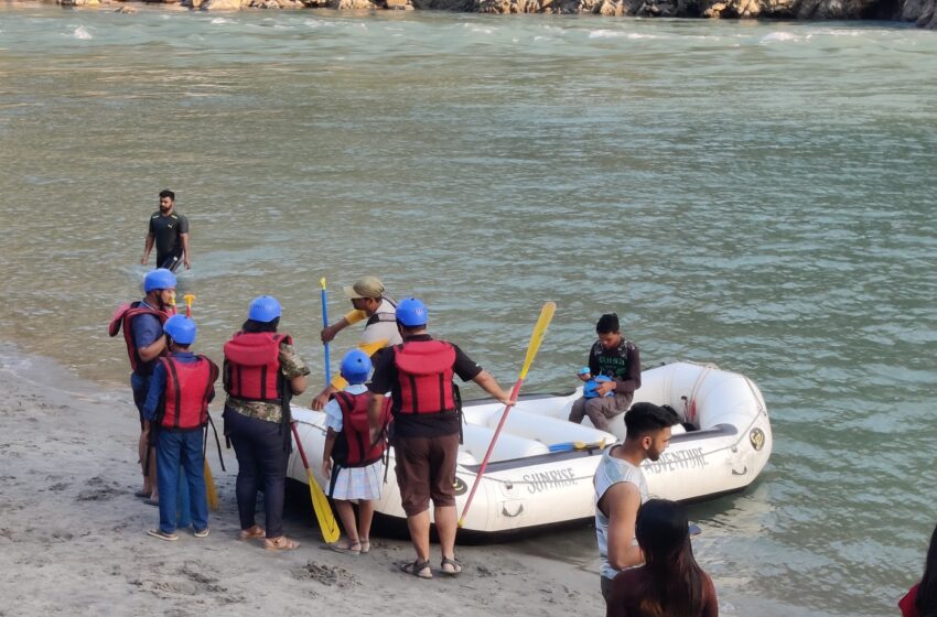  3132 tourist enjoy the river rafting this weekend in Rishikesh