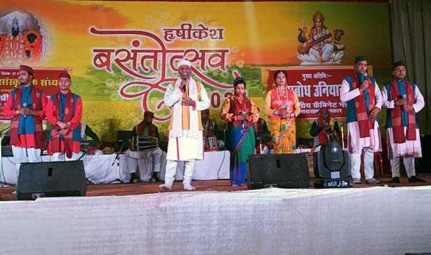  Gharwali folk artist Dr.Pritam Bharatwan perfom in Rishikesh spring festival