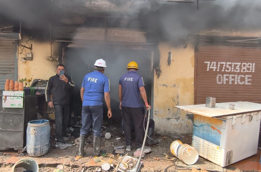  Café Near Divine Hotel in Tapovan Gutted in Short-Circuit Fire; Locals Douse Blaze After Fire Brigade Delayed by Traffic