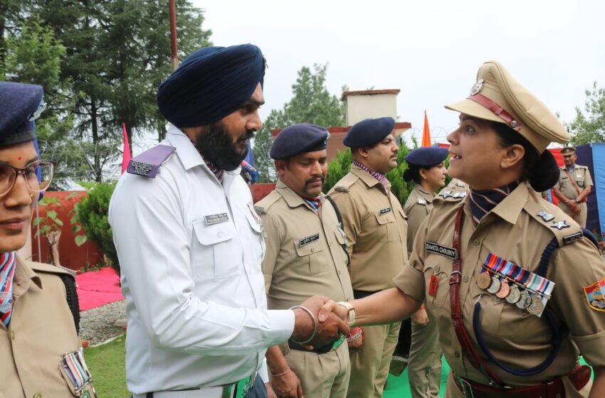  Tehri: 80th Independence day Traffic Constable Ravinder Singh honored by the SSP Tehri Garhwal Uttarakhand